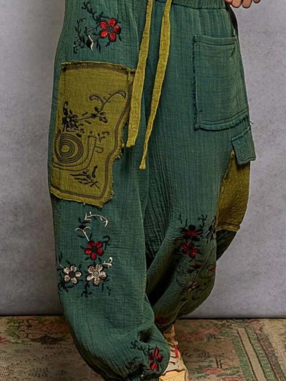 NWOT POL Green Floral Embroidered Joggers size- MEDIUM - Picture 2 of 9